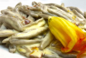 Cicatelli grano arso con fiori di zucca e capocollo