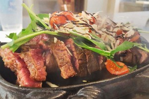 Tagliata di manzo con grana e rucola